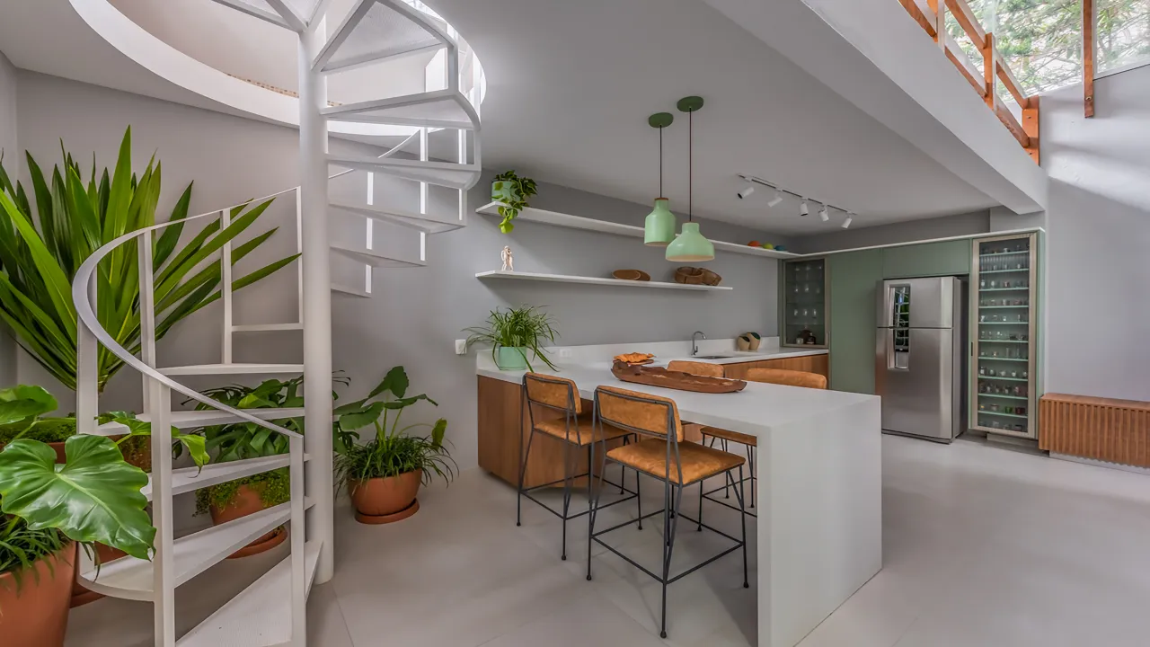 Cozinha integrada da Casa Praça com escada helicoidal, projeto residencial executado pela Agio