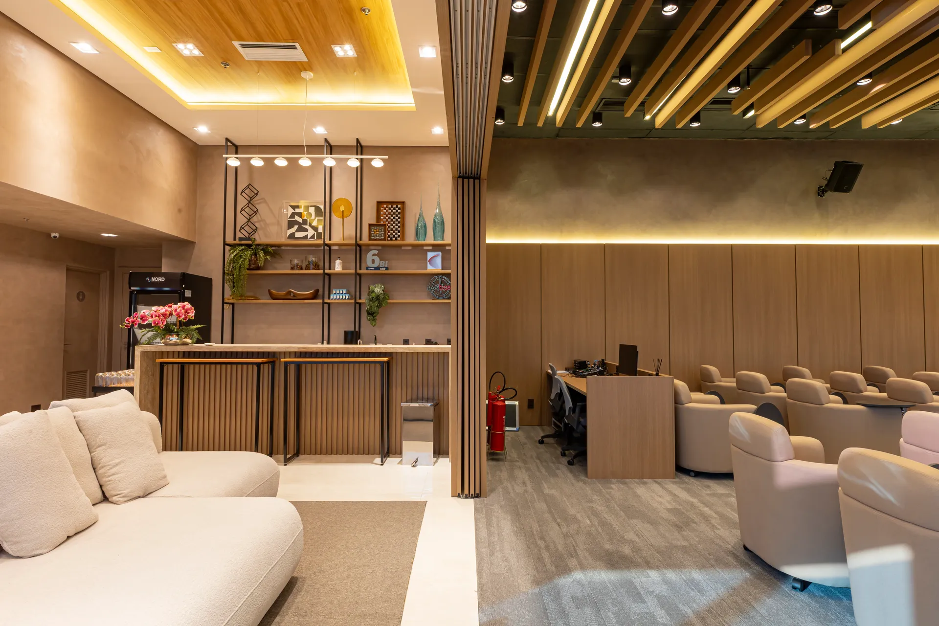 Lounge corporativo da Nord com pé-direito duplo e iluminação embutida