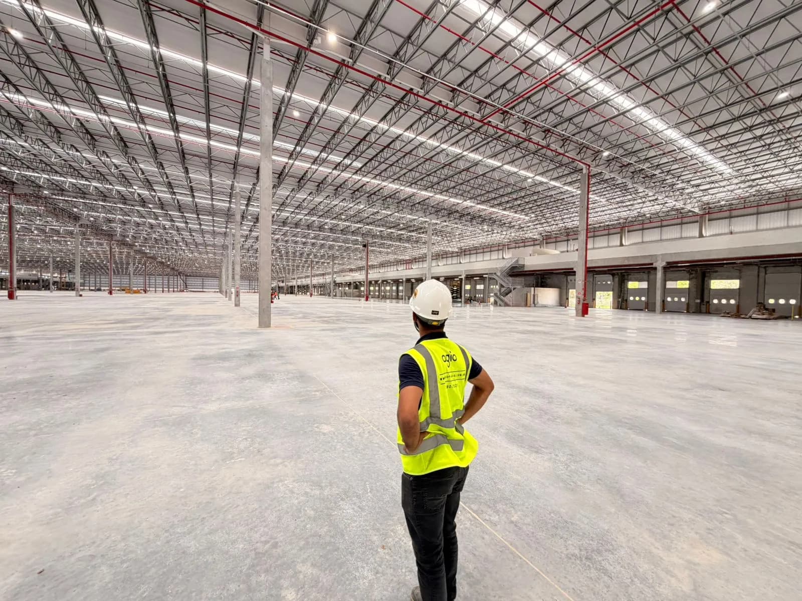 Profissional da Agio observando o vão livre do centro de distribuição DHL em Fortaleza