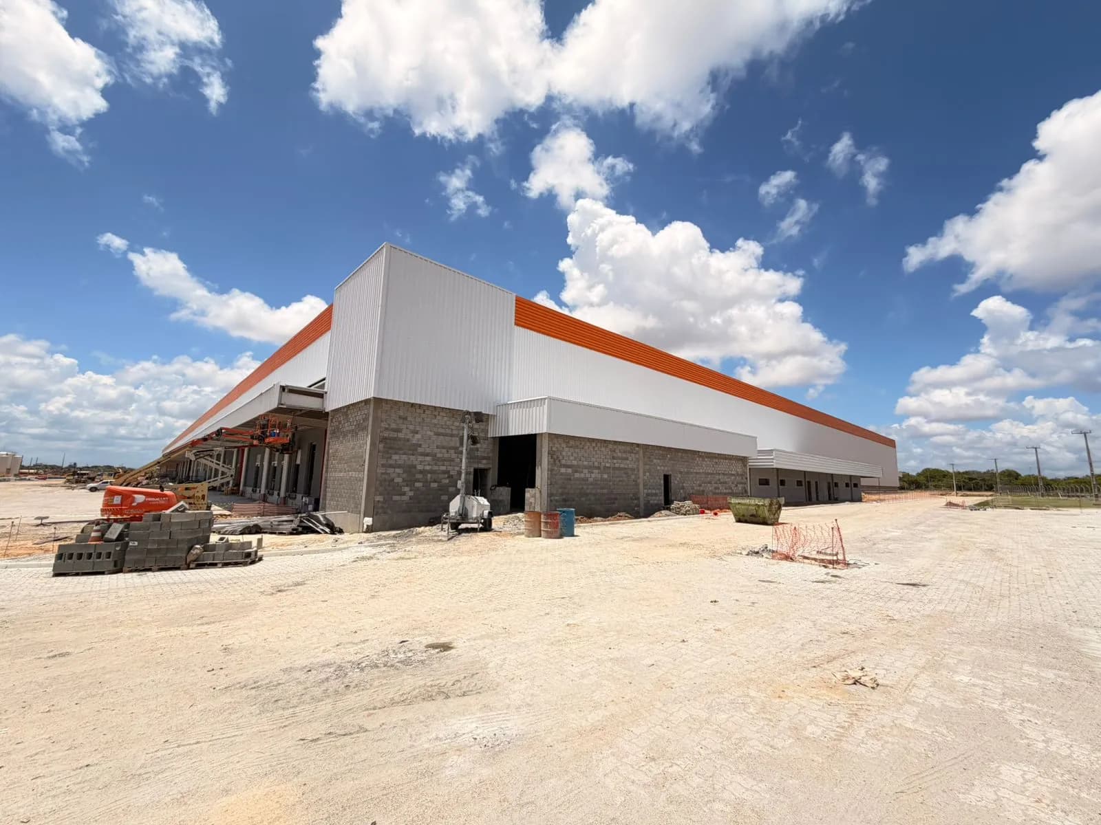 Fachada do centro de distribuição DHL Fortaleza em execução, com estrutura metálica aparente