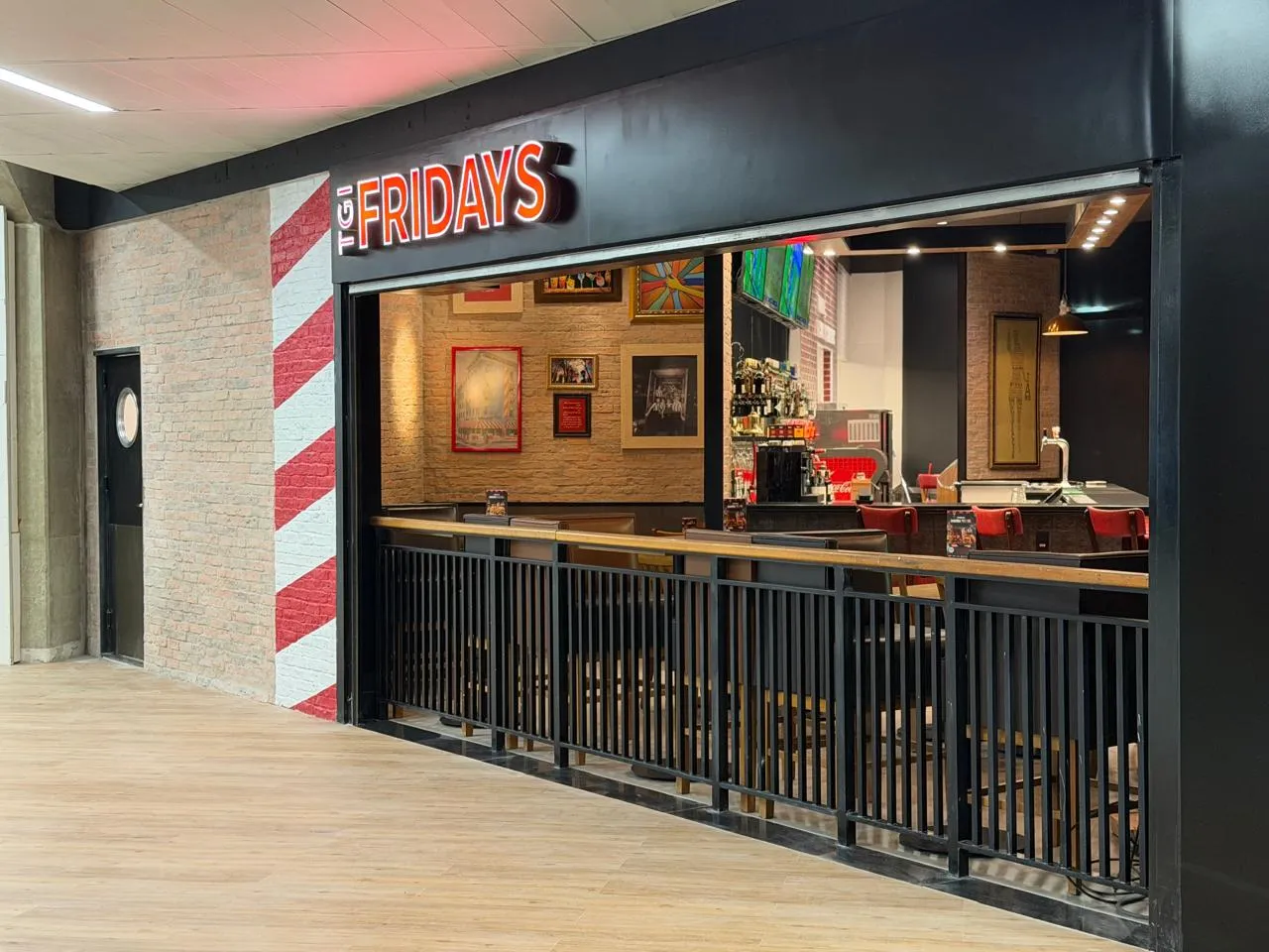 TGI Fridays — Restaurante 24h no Aeroporto