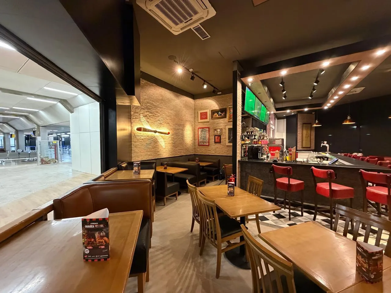 TGI Fridays — Restaurante 24h no Aeroporto — registro 03
