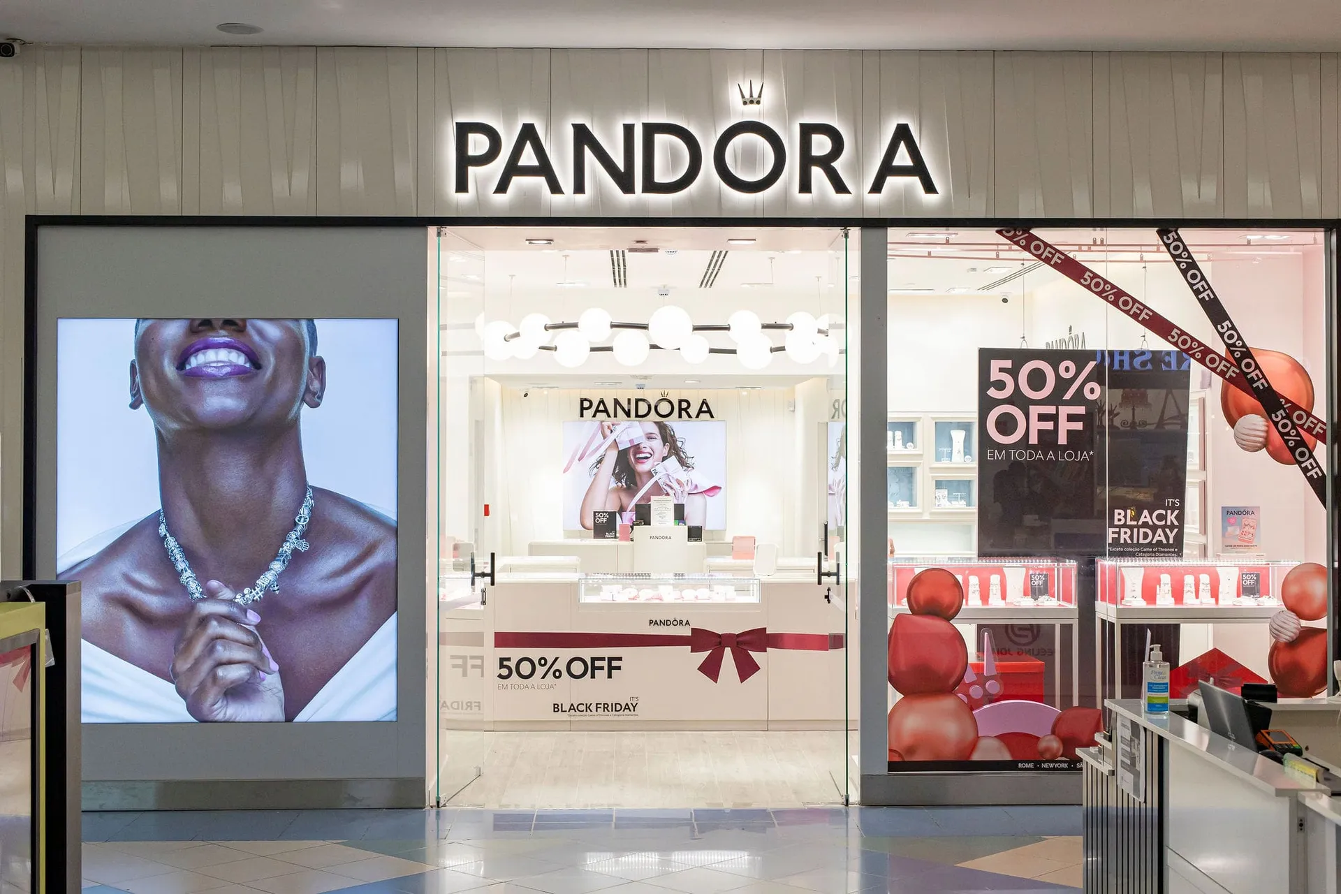 Fachada da loja Pandora no Internacional Shopping Guarulhos, executada pela Agio