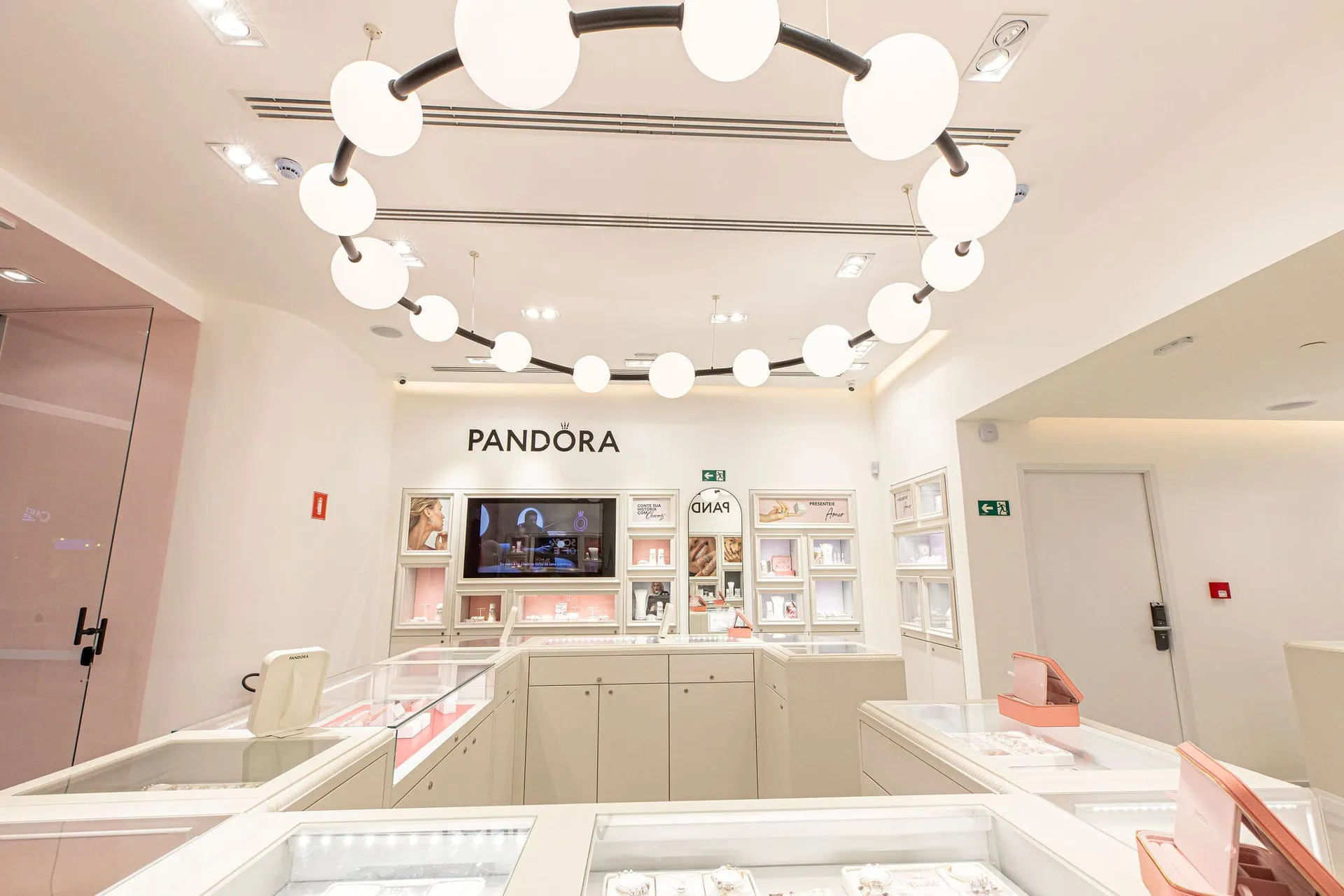 Lustre em anel da loja Pandora, detalhe de acabamento no padrão internacional da marca